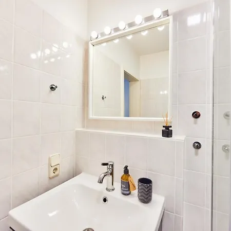 Kvartier2 In Top-lage, 5 Min Zur Bali-therme Und Gop, Hdz, Arbeitsplatz, Boxspringbett